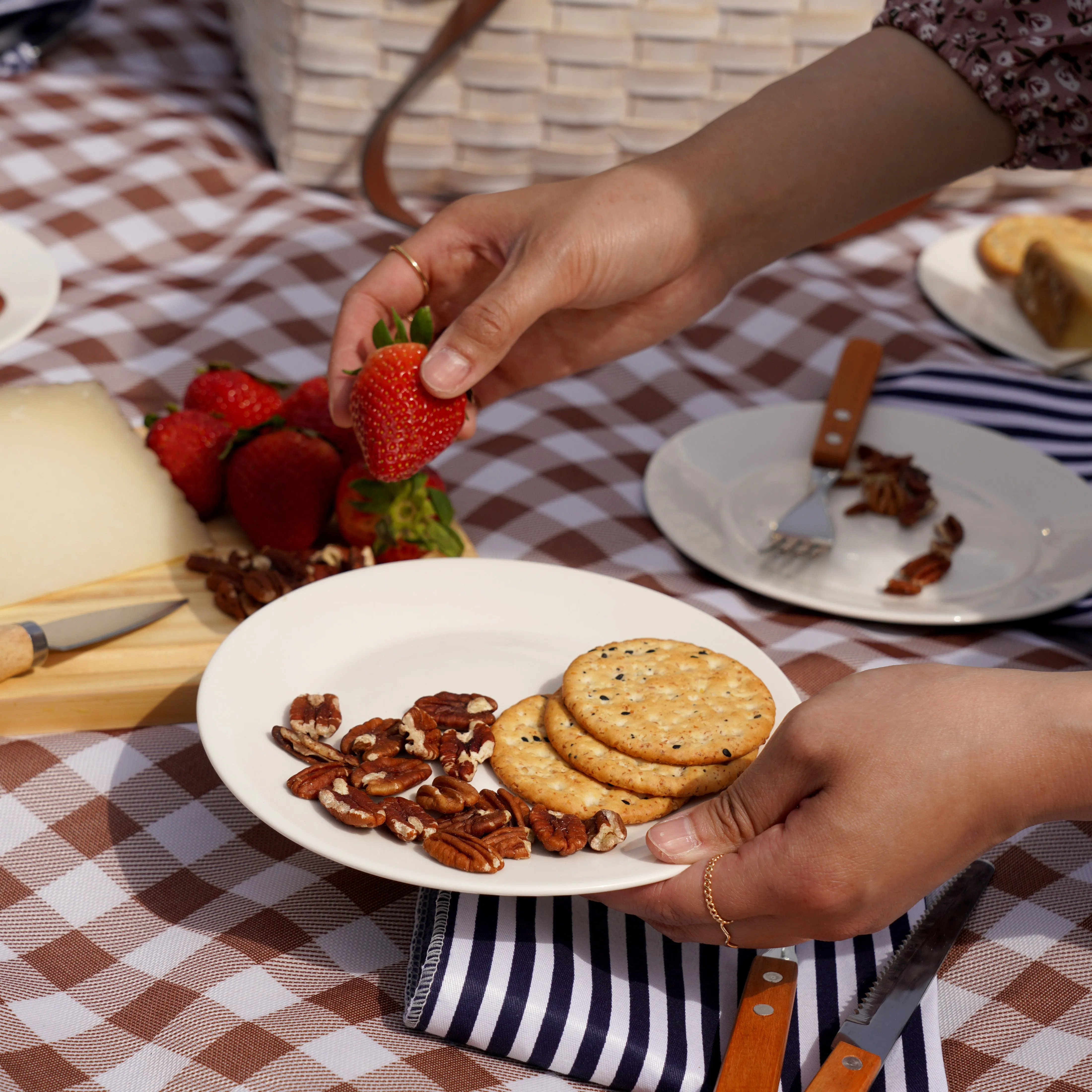 Tahoe Cream Picnic Basket for Four